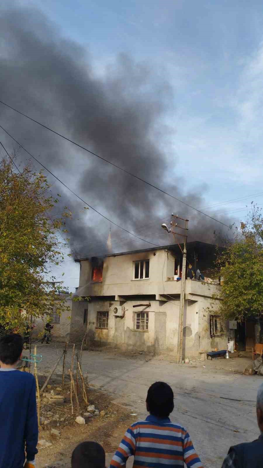 Evinde çıkan yangını söndürmeye çalışırken düşen kadının kolu kırıldı
