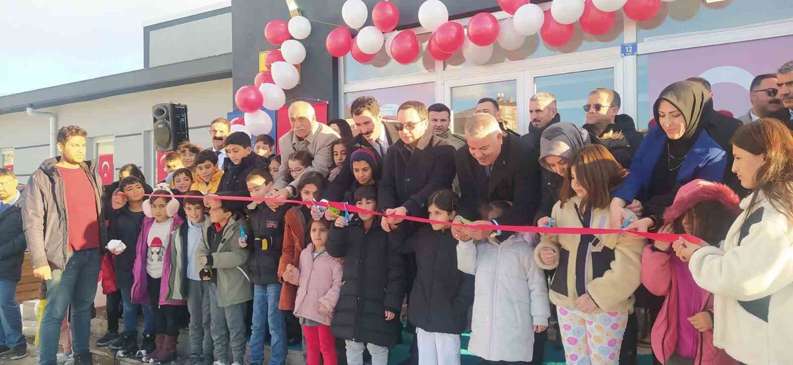 Muradiye’de yarı olimpik yüzme havuzu hizmete girdi