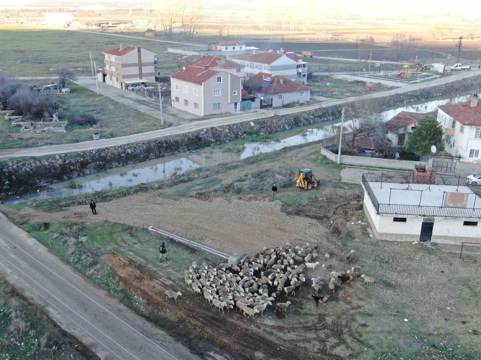 Başkan Hamamcı hayvan su içme oluğunu çiftçilerin hizmetine açtı
