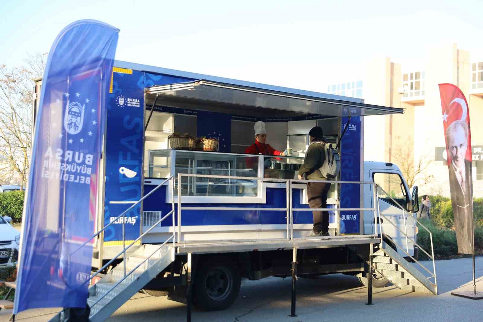 Bursa Büyükşehir&rsquo;den öğrencilere sıcak çorba ikramı