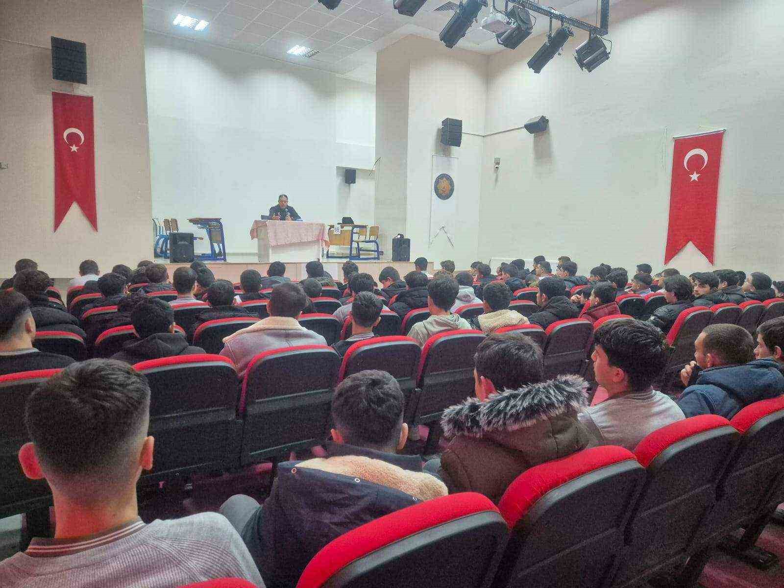 Bayburt emniyeti öğretmenleri ve öğrencileri bilgilendirmeye devam ediyor