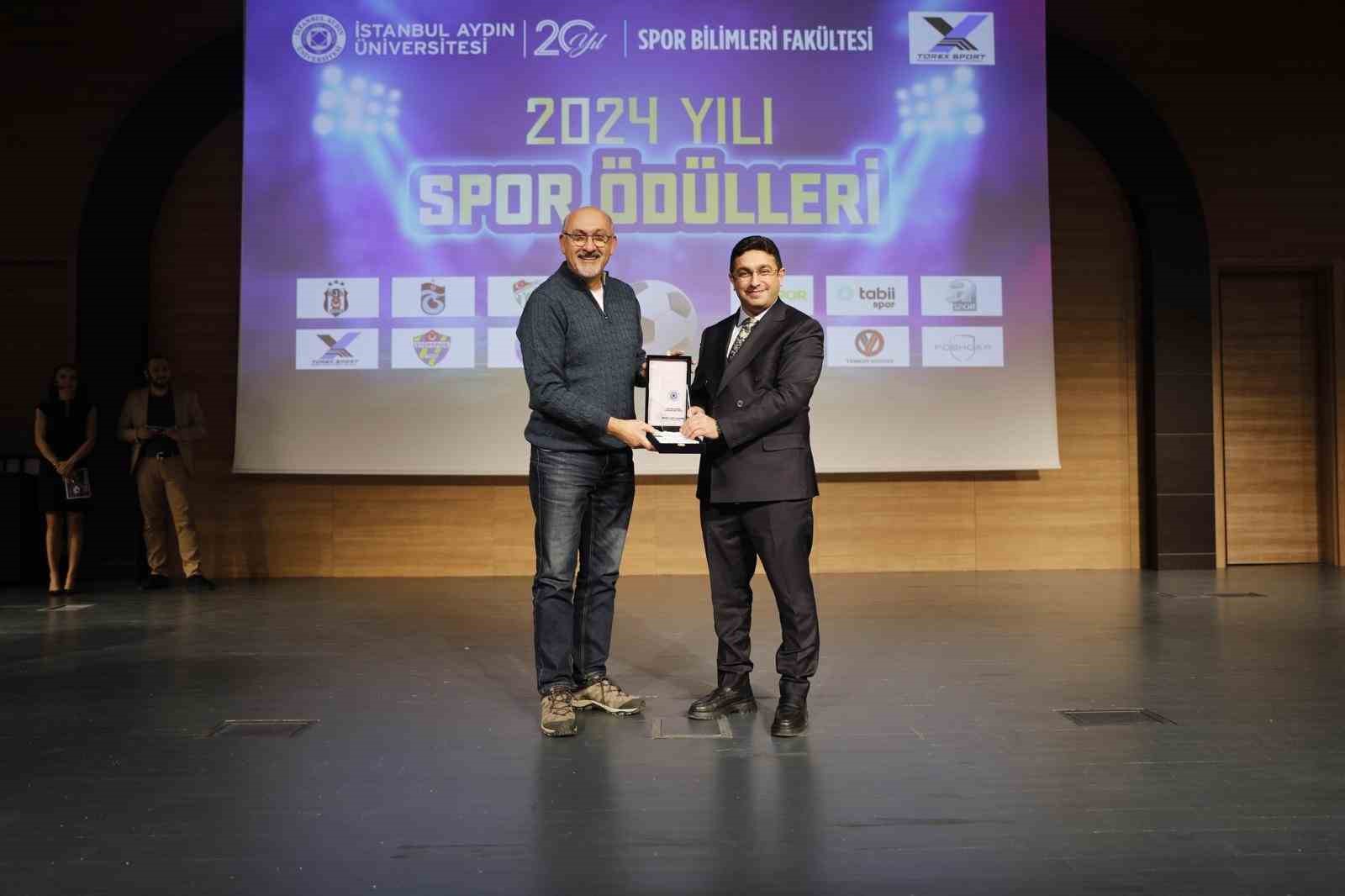 Müdür Taşdemir, yılın spor müdürü seçildi