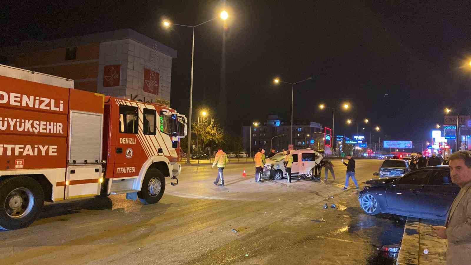 Kırmızı ışık ihlalinin neden olduğu kazada ortalık savaş alanına döndü
