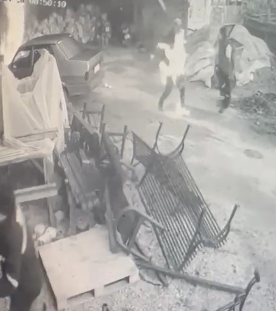 Ateşe tiner döken işçi feci şekilde yandı