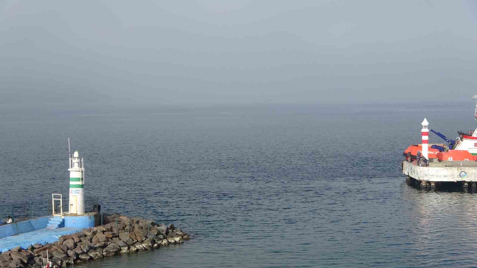 Çanakkale Boğazı sisin etkisini yitirmesiyle gemi geçişlerine tekrar açıldı
