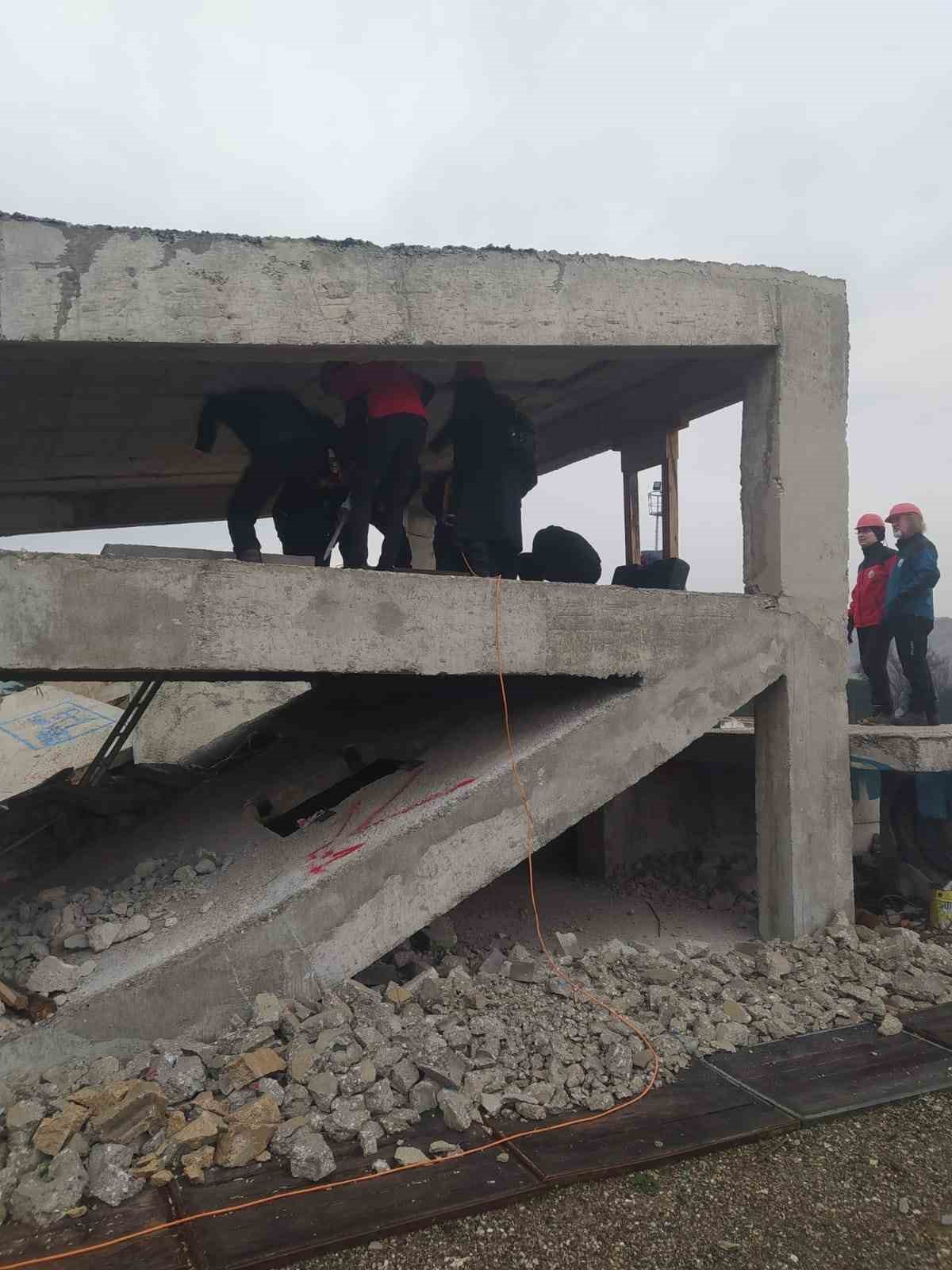 Balıkesir itfaiyesi eğitimlerle g&uuml;&ccedil;leniyor
