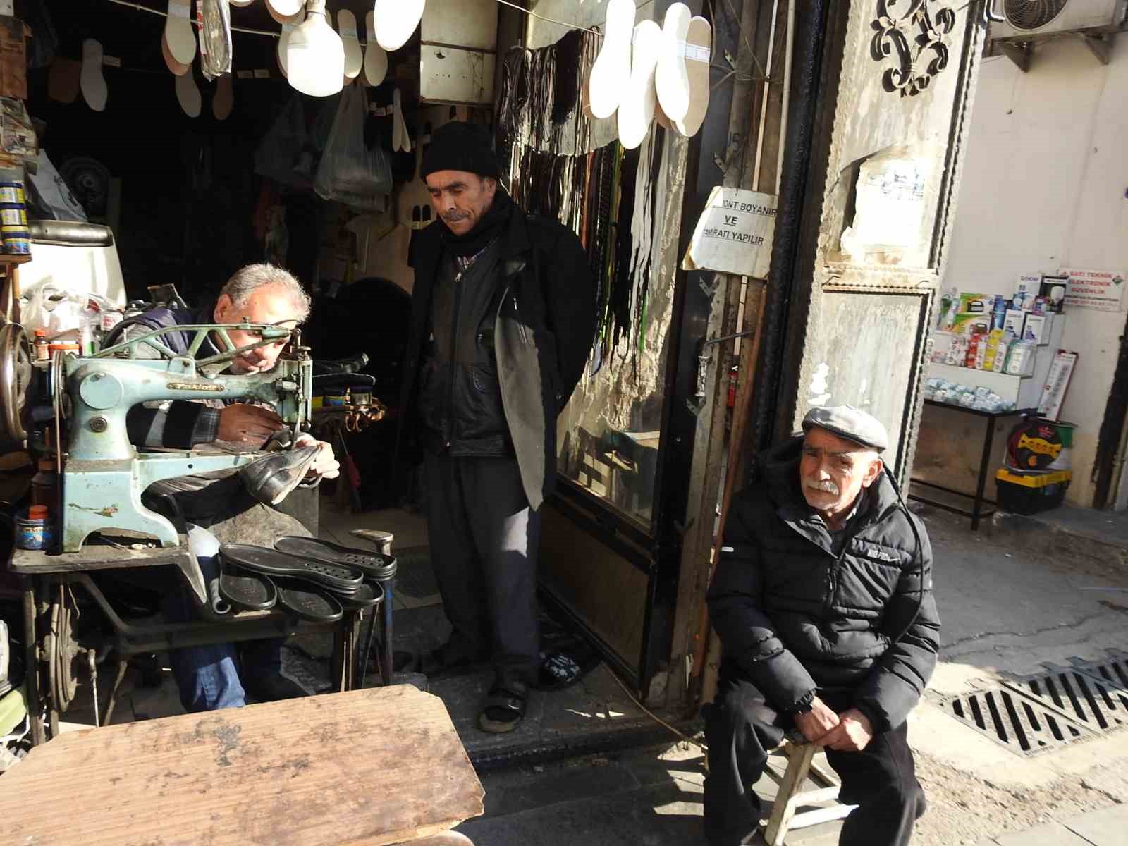 Vatandaşlar ayakkabı satın almak yerine tamir ettirmeyi tercih ediyor
