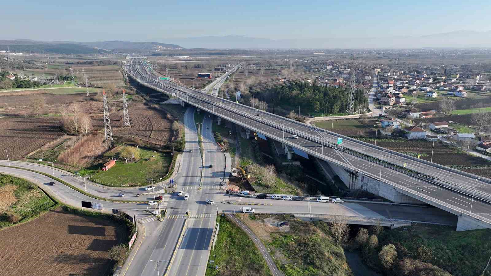 Sakarya’da 1 milyar TL’lik metrobüs hattı için ilk kazma vuruldu
