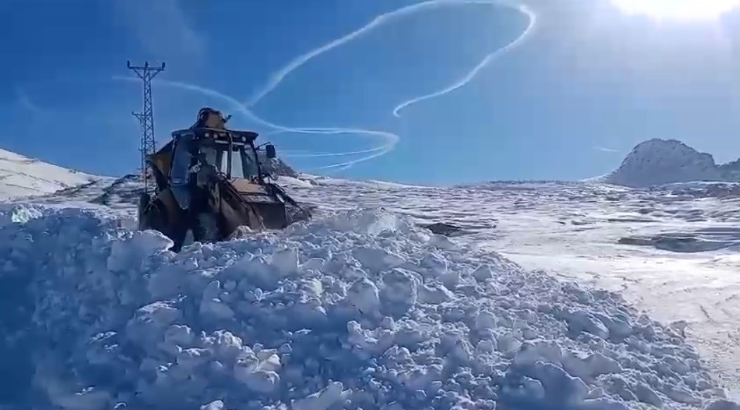 Kar kalınlığı 1 metreye ulaştı, ekipler 35 kilometrelik yolu açmak için seferber oldu
