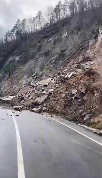 Artvin’de heyelan nedeniyle Hopa-Borçka karayolu ulaşıma kapandı