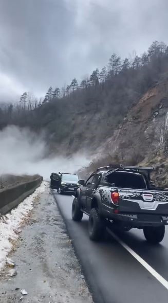 Artvin’de heyelan nedeniyle Hopa-Borçka karayolu ulaşıma kapandı
