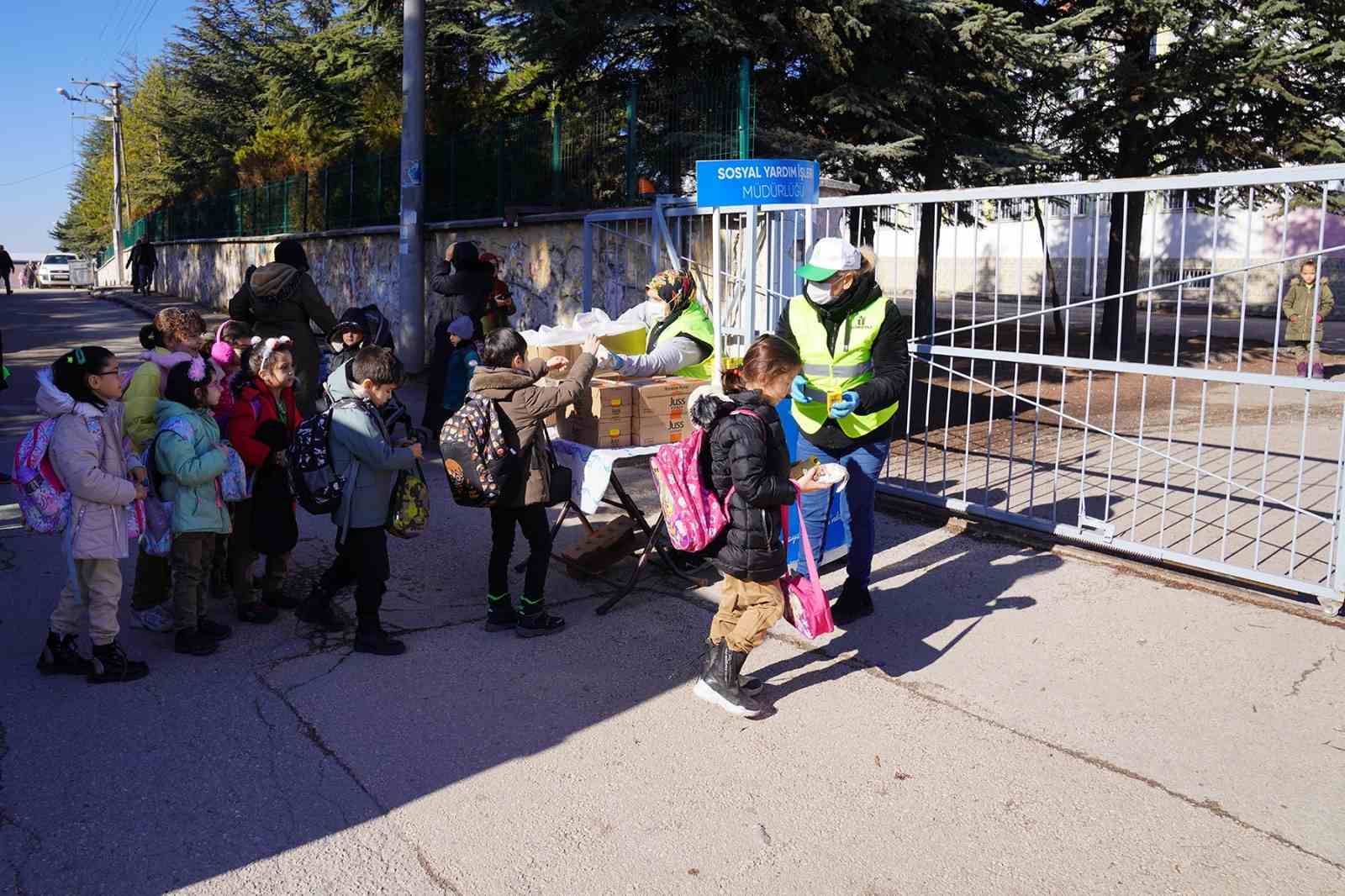 Tepebaşı’ndan ilkokul öğrencilerine beslenme desteği devam ediyor