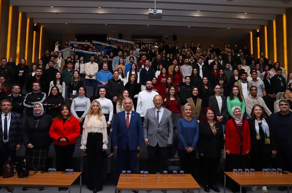 Başkan Yeloğlu, &quot;Plastik Kapaktan Tekerlekli Sandalyeye Yolculuk&quot; seminerine katıldı