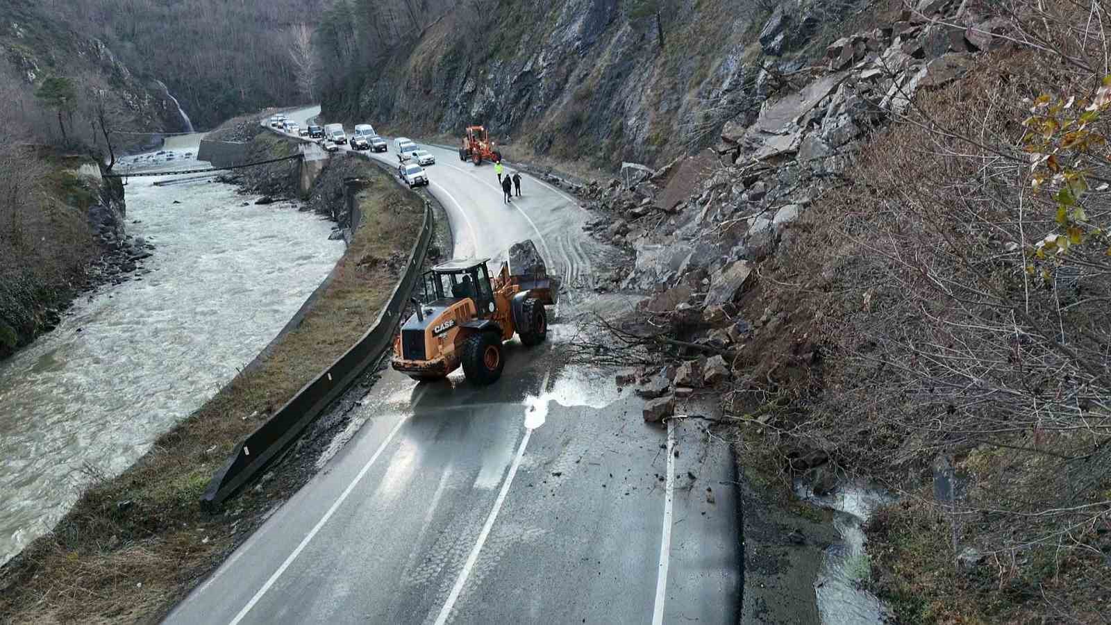 Artvin’de heyelan sonrası Borçka-Hopa karayolu yeniden ulaşıma açıldı