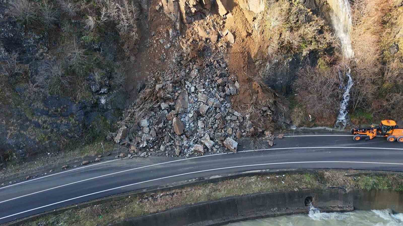 Artvin’de heyelan sonrası Borçka-Hopa karayolu yeniden ulaşıma açıldı
