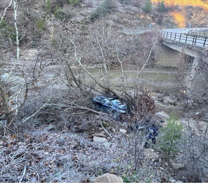 Manisa’da otomobil Gördes Çayına uçtu: 3 yaralı