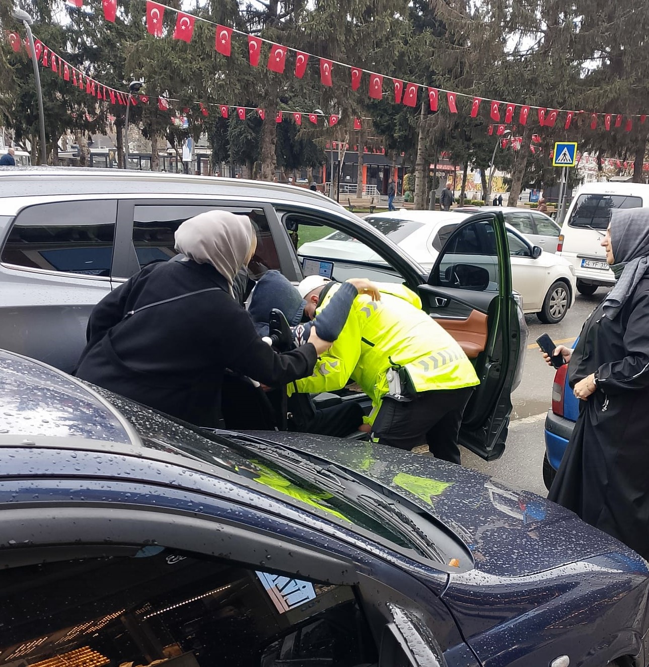 Sakarya’da polisten yürekleri ısıtan hareket: Gördüğü gibi yardıma koştu