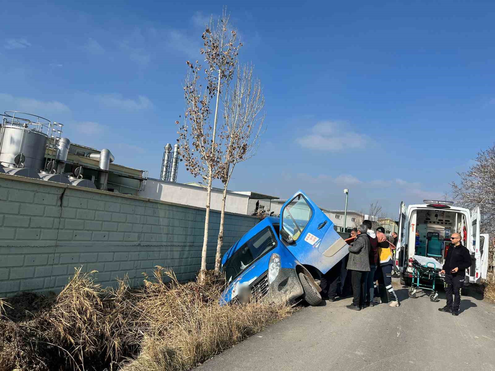 Konya’da kargo minibüsü yan yattı: 1 yaralı