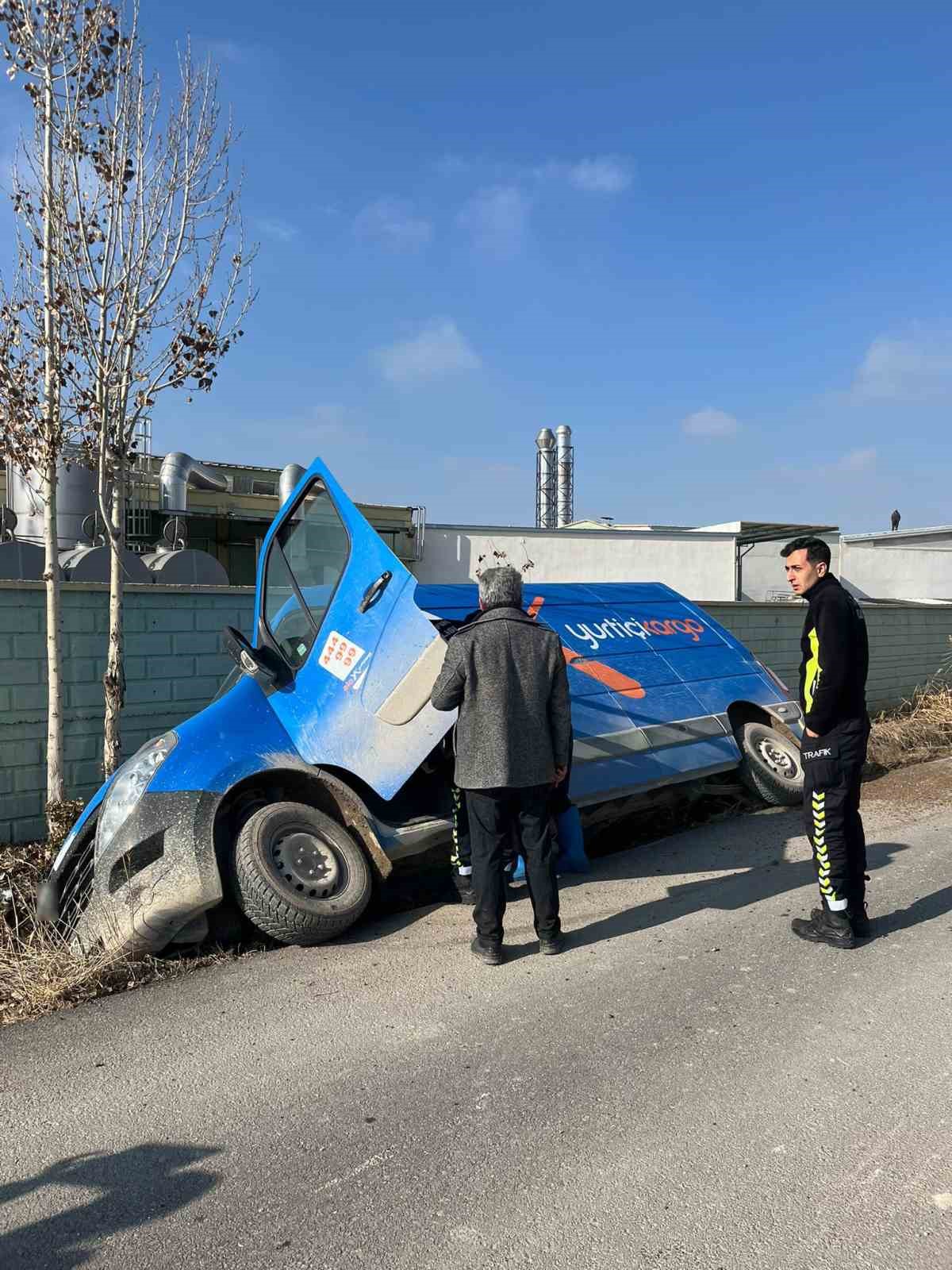 Konya’da kargo minibüsü yan yattı: 1 yaralı
