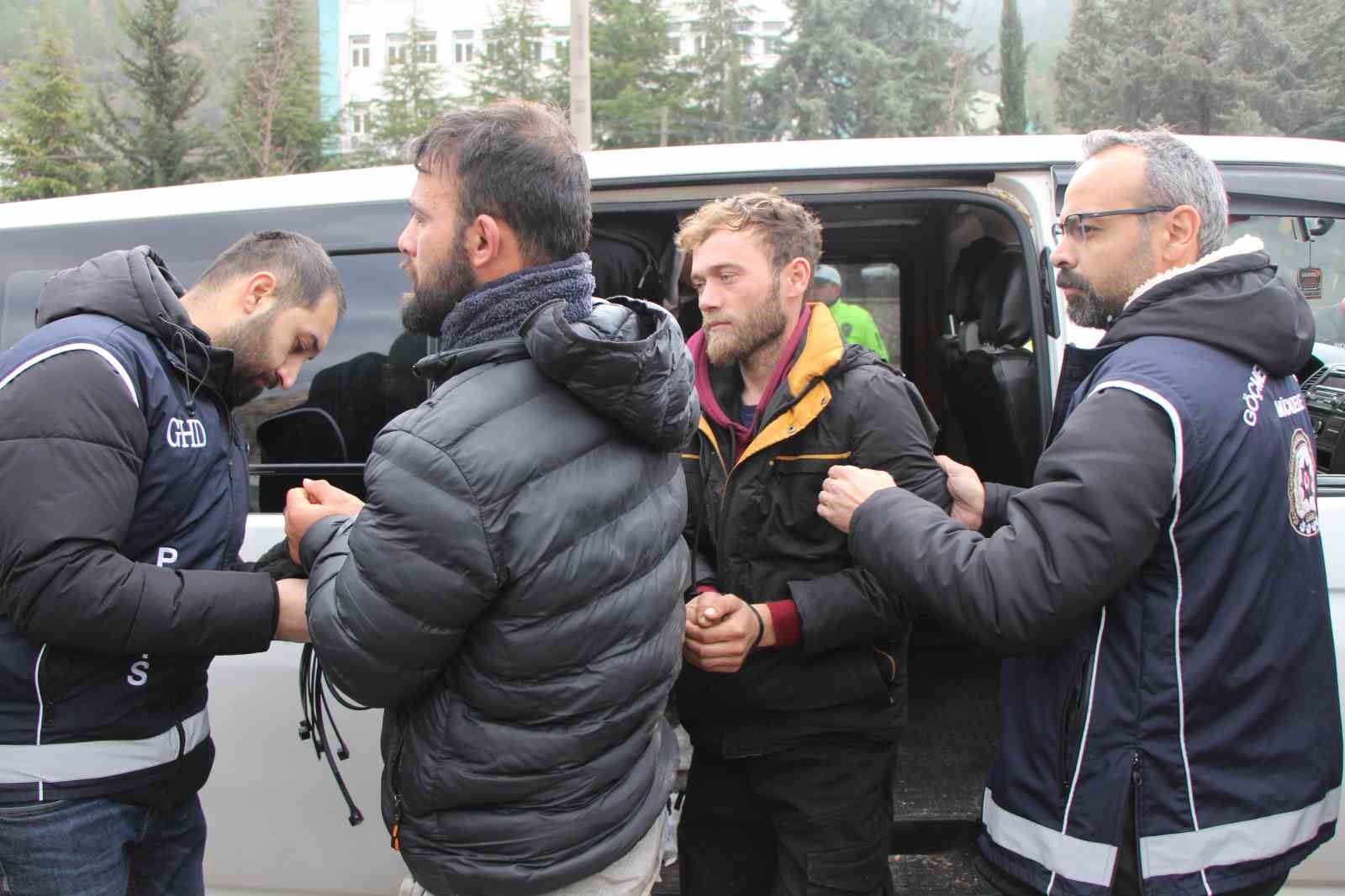 Amasya’da 20 kaçak göçmenin çıktığı minibüsün sürücüsü ve yanındaki şahıs tutuklandı
