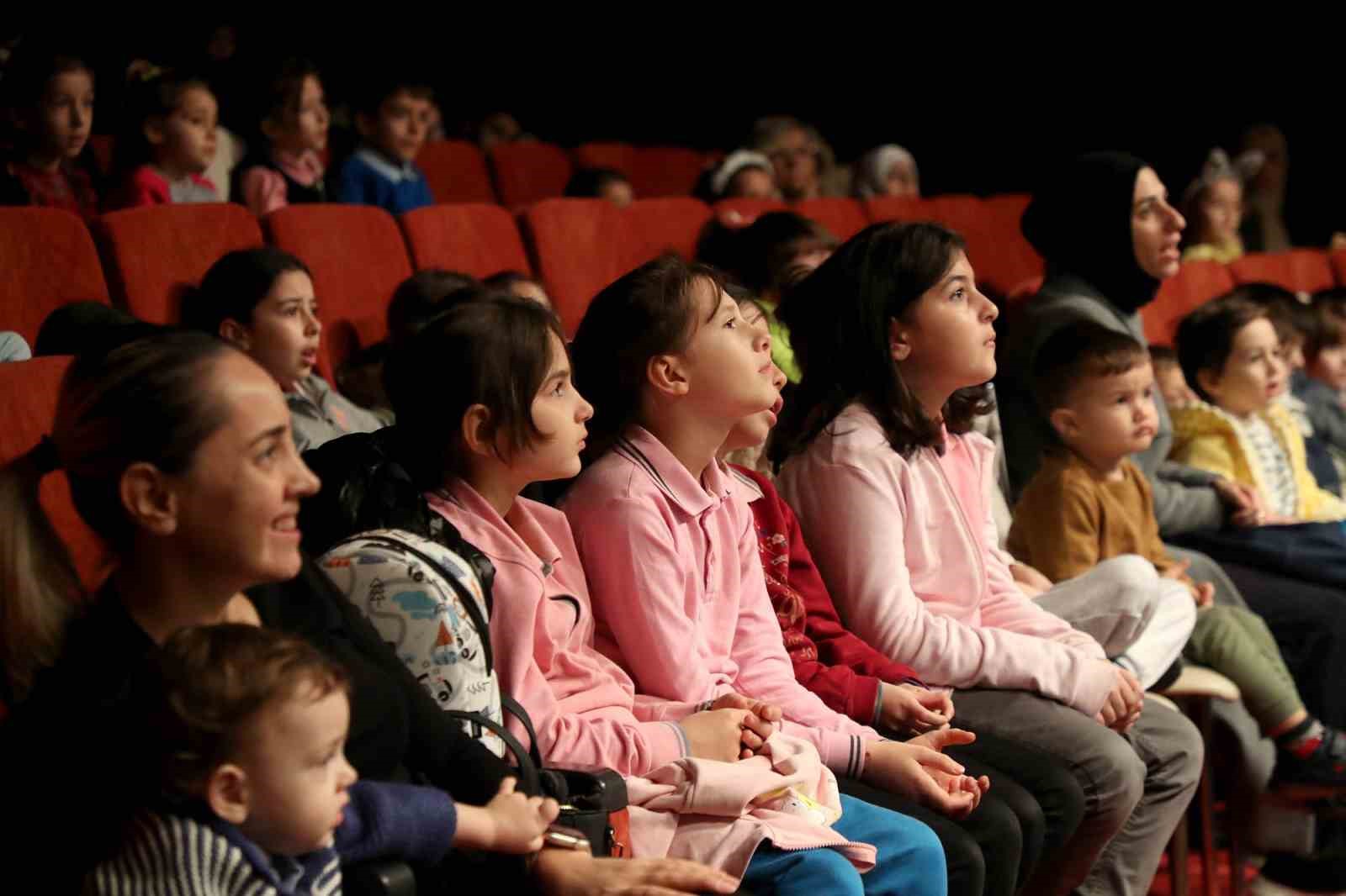 ‘Kutup Masalı’ minikleri kahkahaya boğdu
