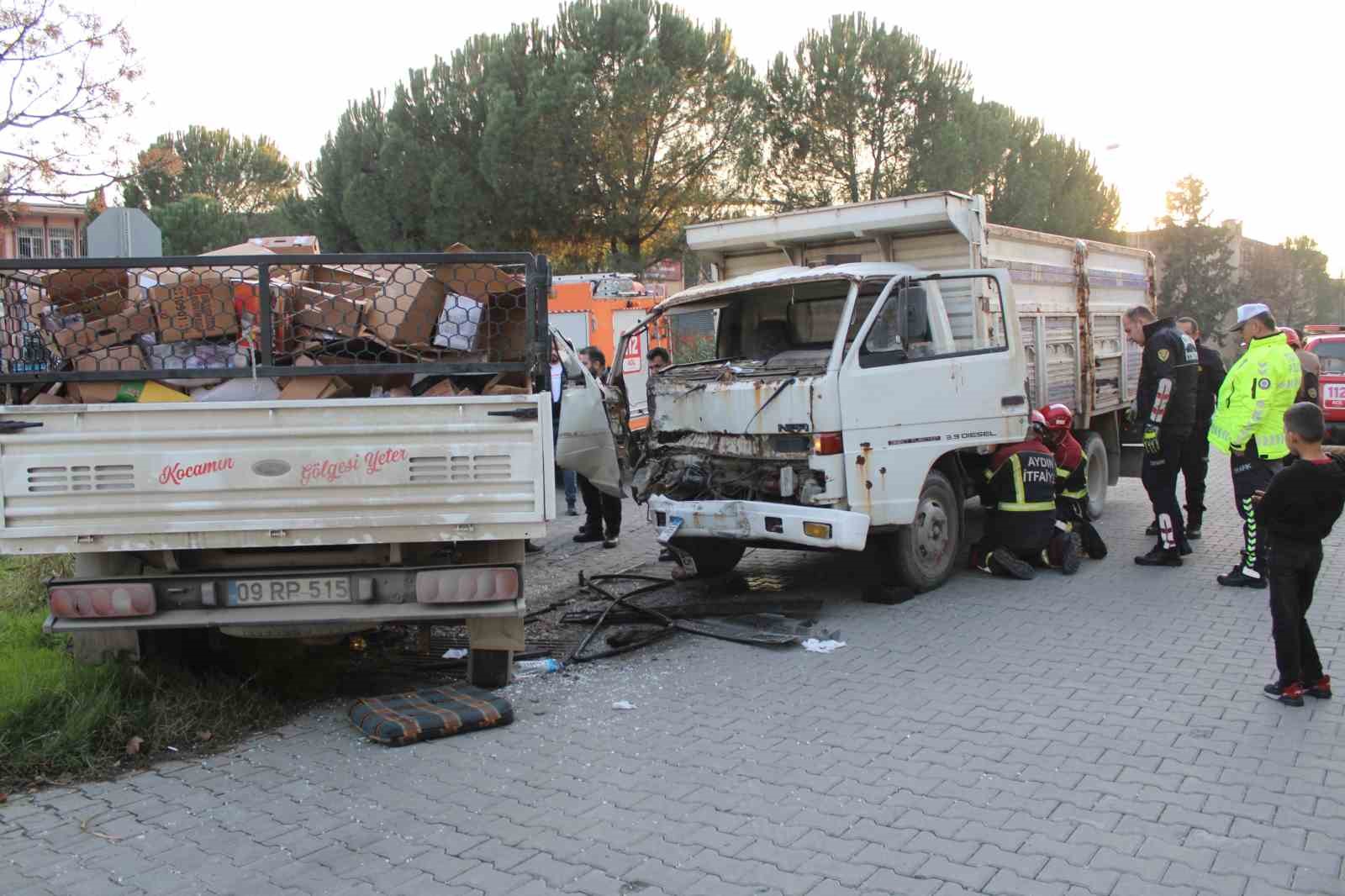 Aydın’da 2 kamyonet çarpıştı: Araçta sıkışan kadını kurtarmak için ekipler seferber oldu
