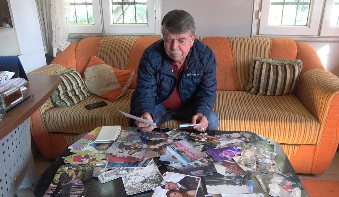 Depremin 22. ayında enkazdan çıkardığı fotoğrafları sahiplerine teslim eden muhtar yürekleri ısıttı