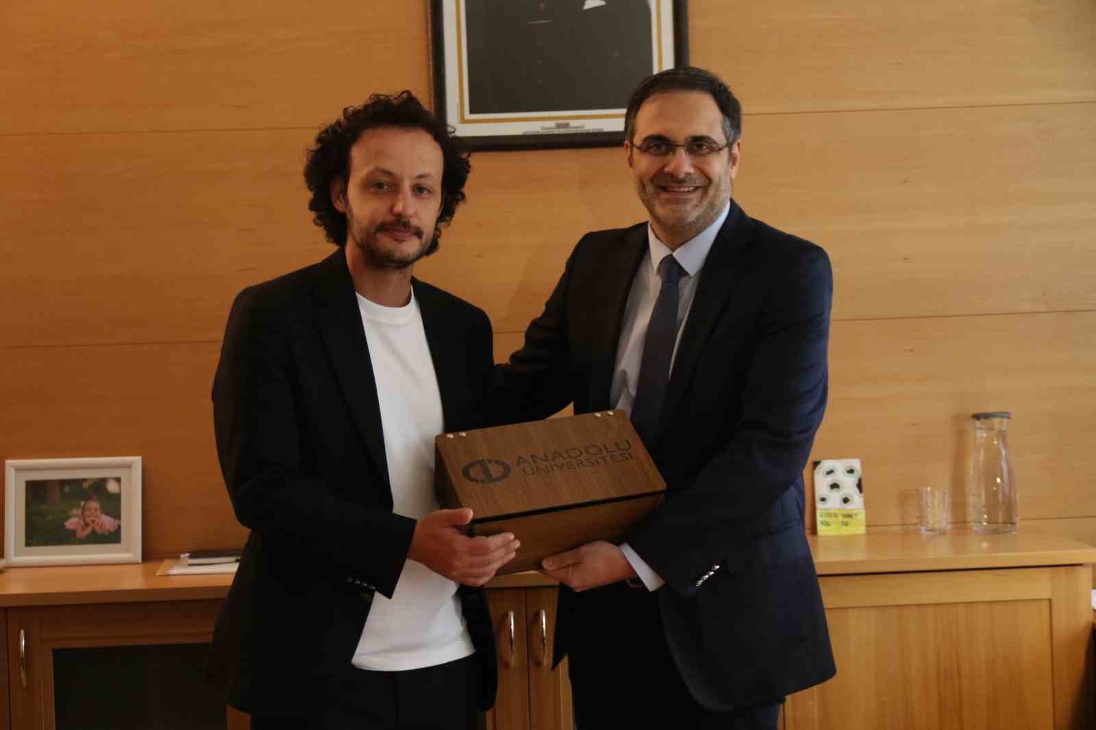 &Uuml;nl&uuml; şef Buğra &Ouml;zdemir Turizm Fak&uuml;ltesi &ouml;ğrencileriyle buluştu
