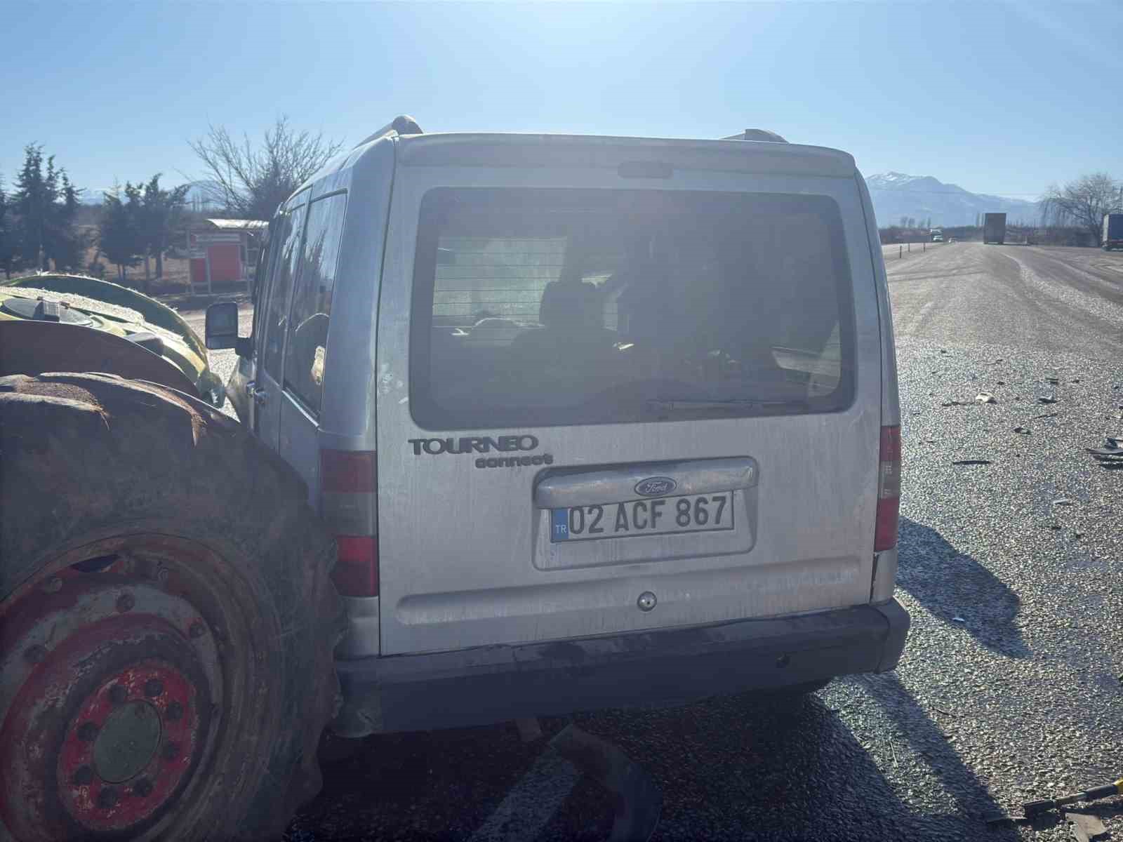 Malatya&rsquo;da trakt&ouml;r ile hafif ticari ara&ccedil; &ccedil;arpıştı: 1 yaralı
