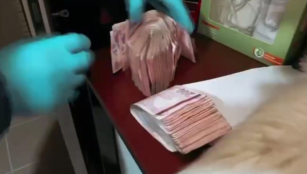 Mersin&rsquo;de g&uuml;mr&uuml;k memurları ve m&uuml;şavirlere y&ouml;nelik r&uuml;şvet operasyonu: 114 g&ouml;zaltı
