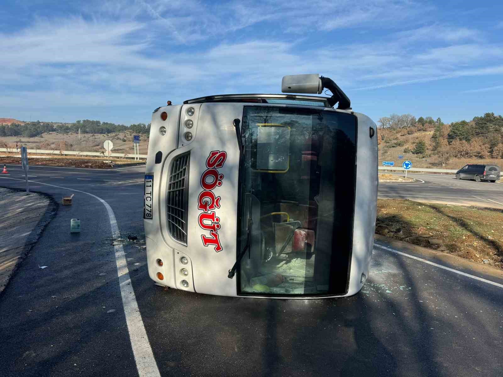 Bilecik&rsquo;te midib&uuml;s devrildi: 1 yaralı
