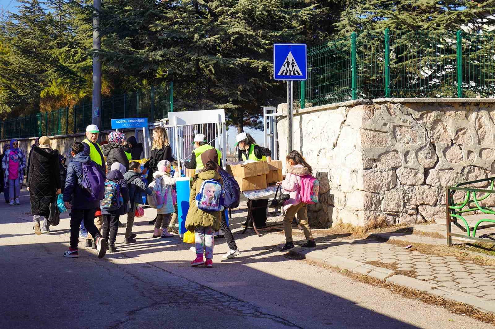 Tepebaşı&rsquo;ndan ilkokul &ouml;ğrencilerine beslenme desteği devam ediyor
