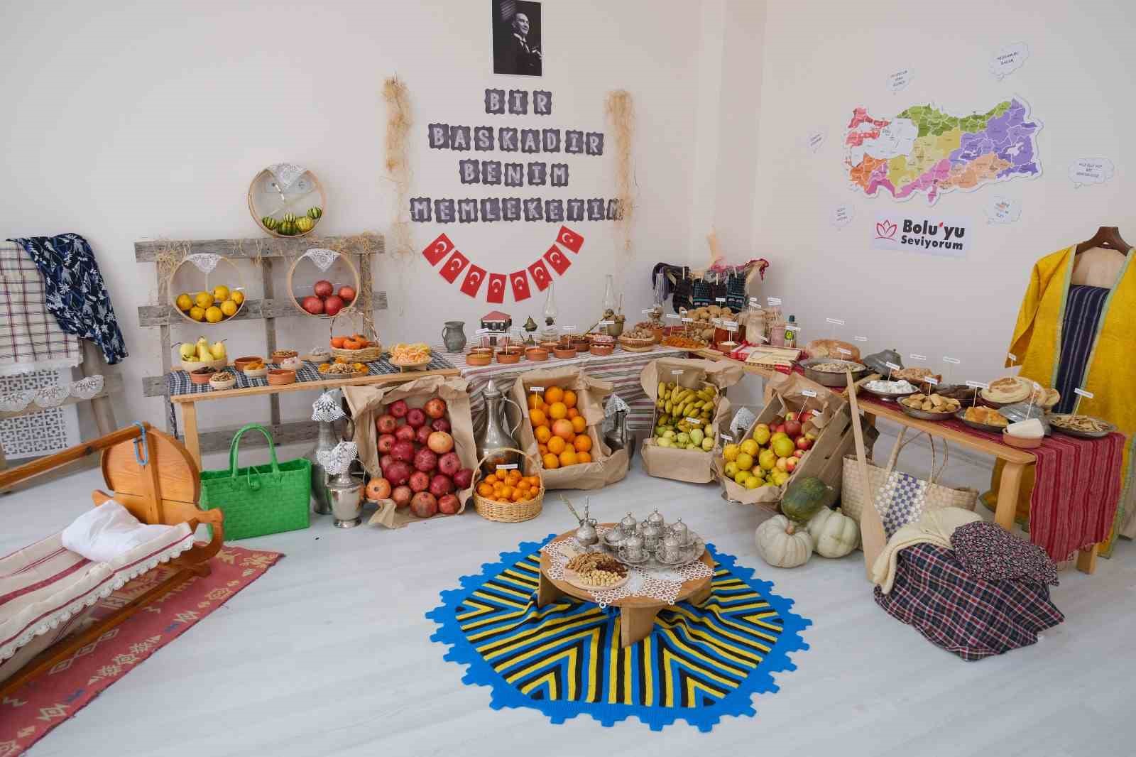 Minikler kolları sıvadı, yerli malı haftasında tezgahın başına ge&ccedil;ti
