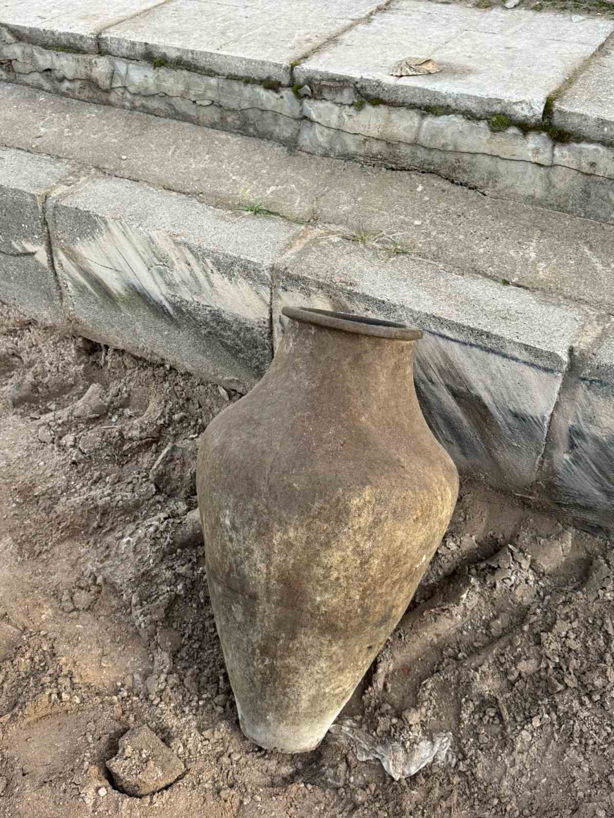 Yol &ccedil;alışmasında yakın tarihe ait k&uuml;p bulundu
