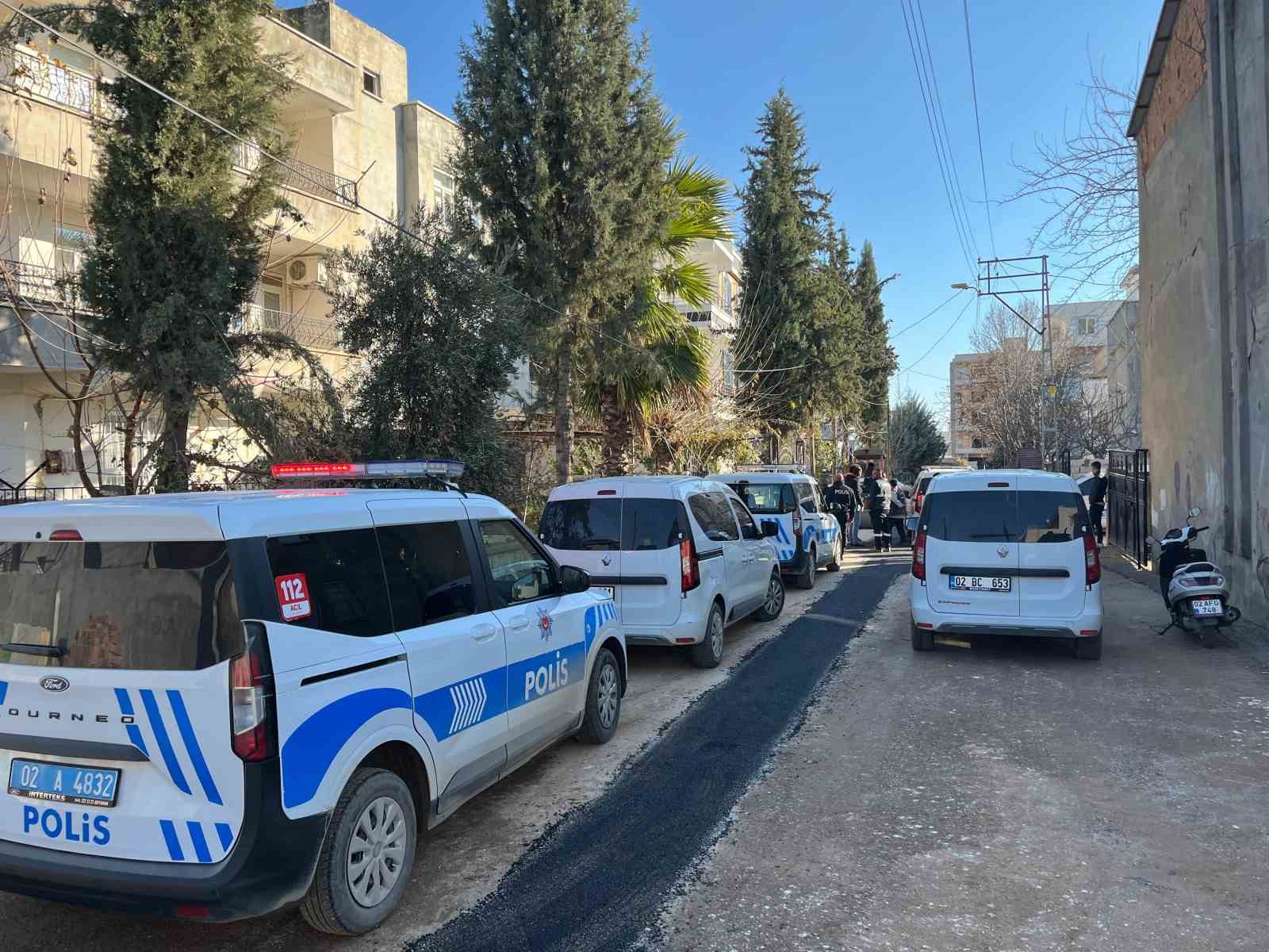 Anne ile oğlu arasındaki kavgaya polisler m&uuml;dahale etti
