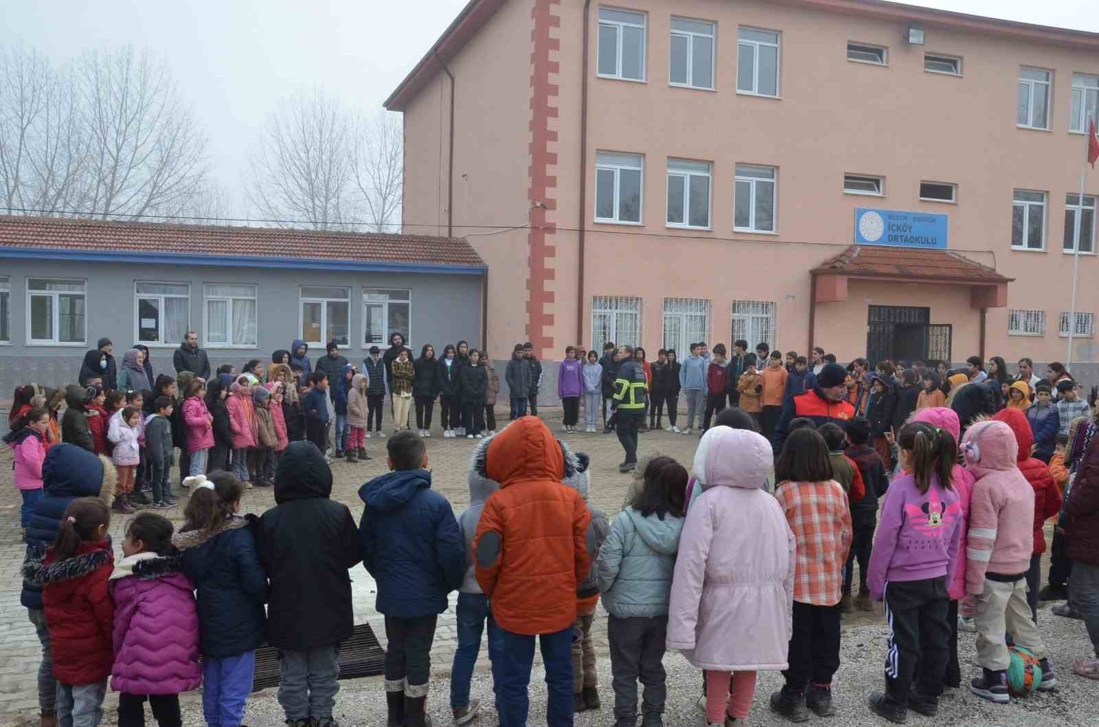 Boz&uuml;y&uuml;k&rsquo;te ilk ve ortaokul &ouml;ğrencilerine yangın eğitimi
