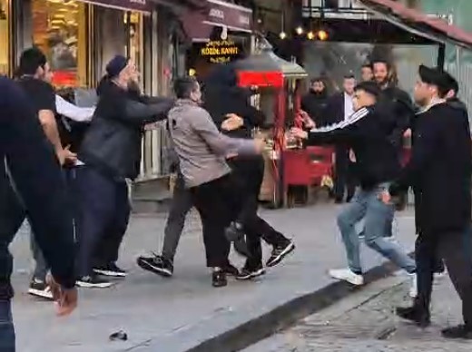 Eminönü’nde 2 grup yumruk ve sopalarla birbirine girdi: Kavga anları kamerada