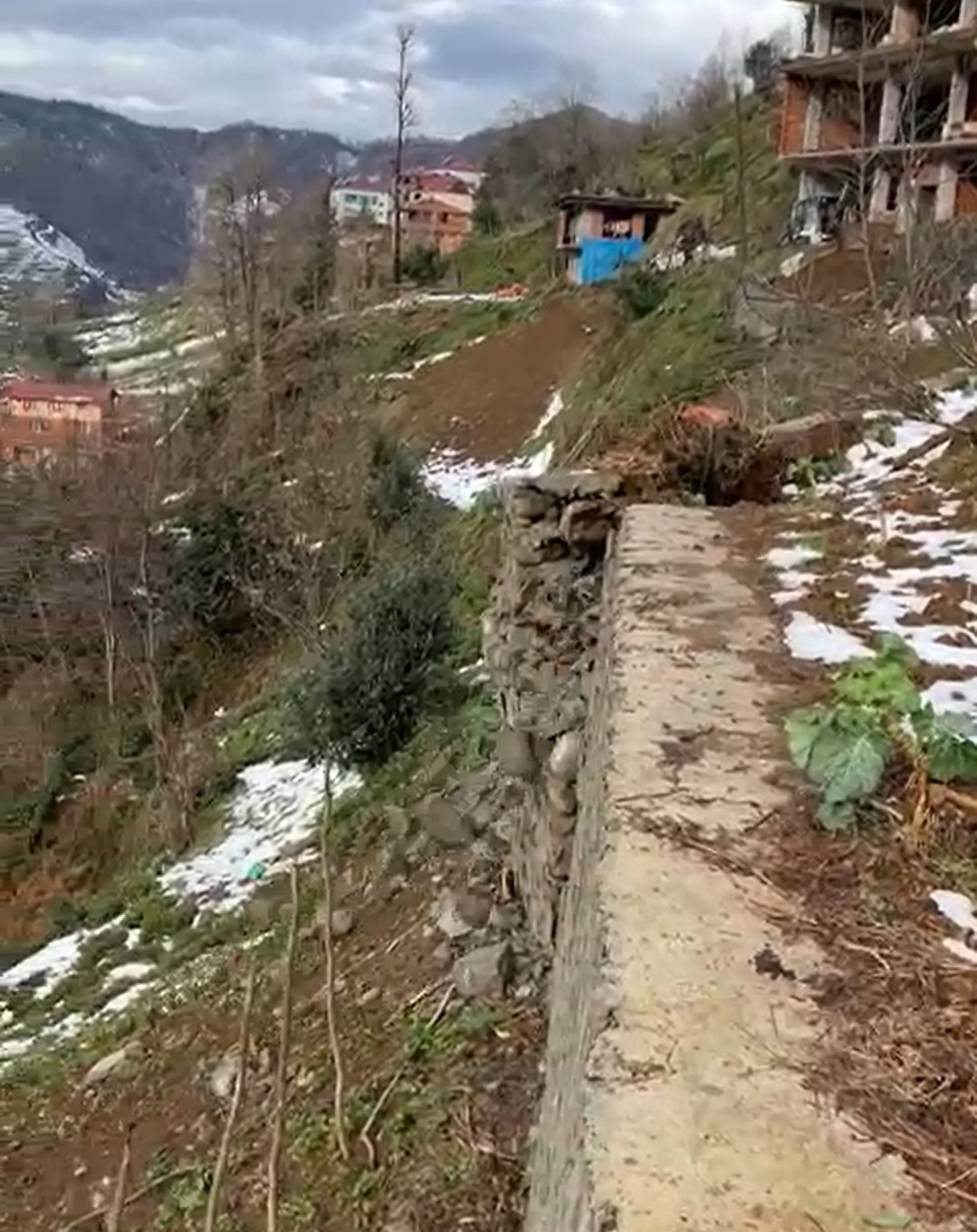 Rize’de heyelanda taş duvarın yıkıldığı anlar kamerada