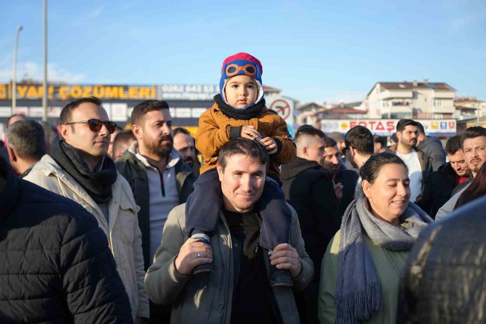 CHP Genel Başkanı Özel, Kocaeli’de grev yapan işçileri ziyaret etti
