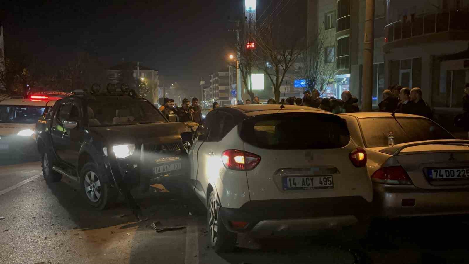 Pikap ve otomobil kafa kafaya çarpıştı: 3 yaralı
