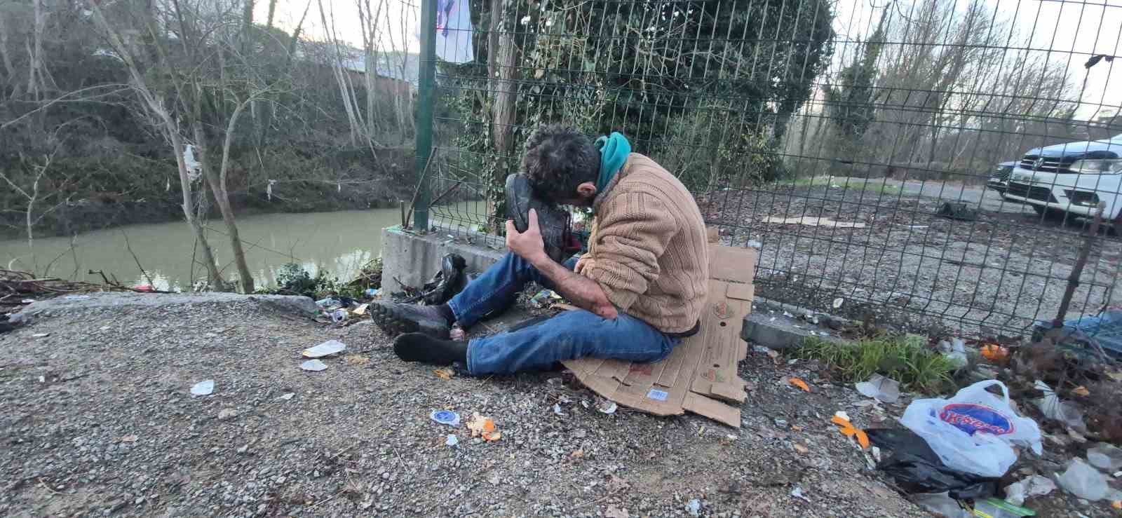 Ayakkabısını telefon zannetti, annesini aradığını söyledi
