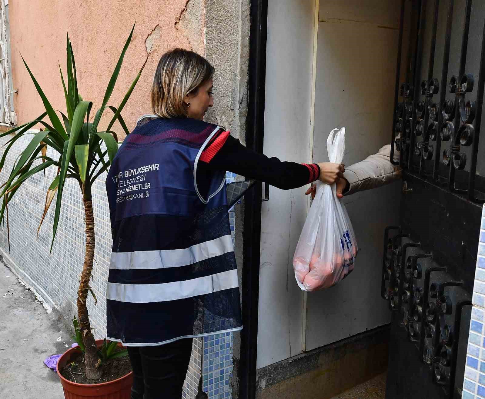 İzmir’de 5 ton mandalina örnek iş birliği ile dağıtılıyor