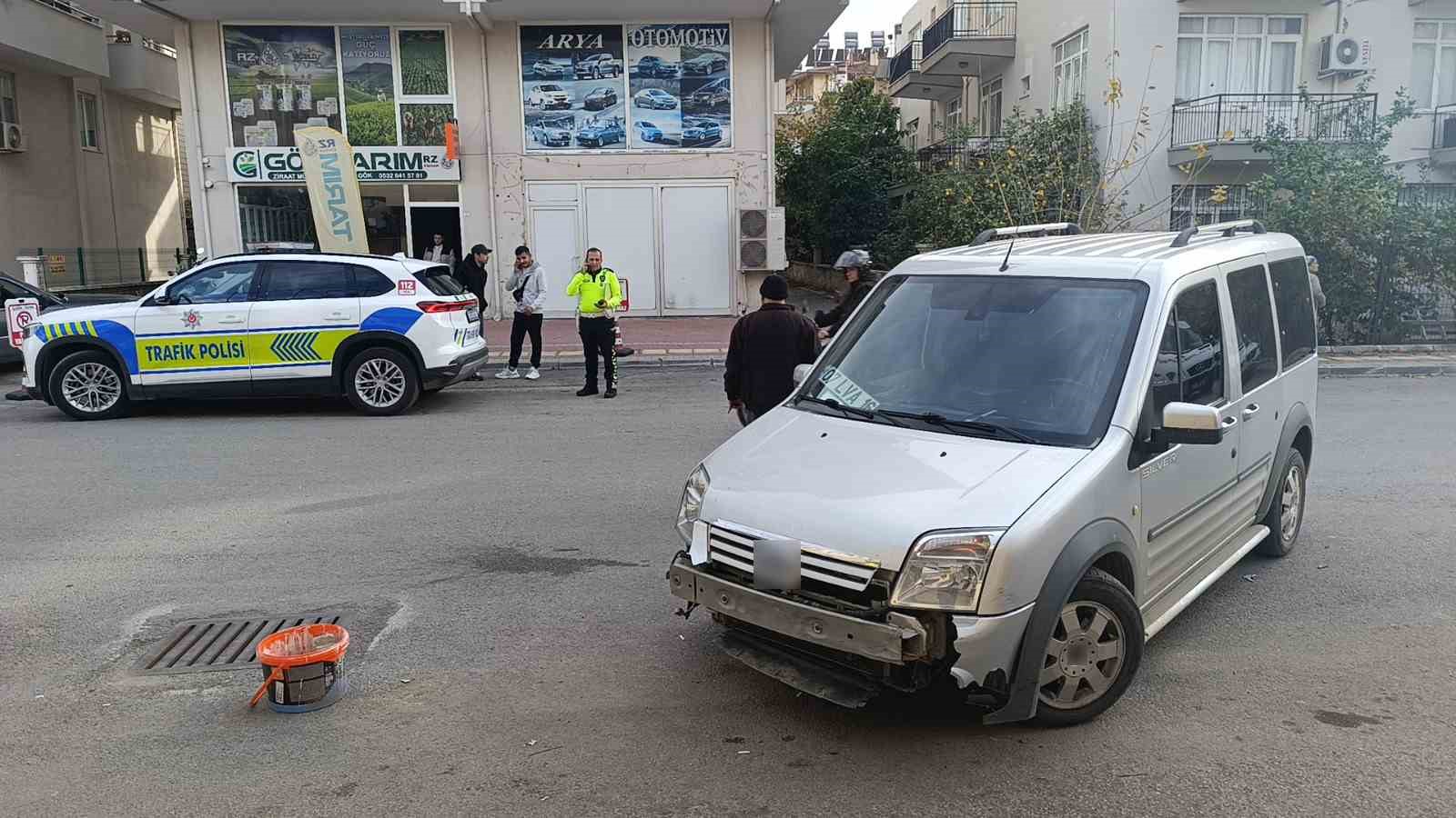 Kaza yapan plakasız motosikletin ehliyetsiz sürücüsüne ceza yağdı
