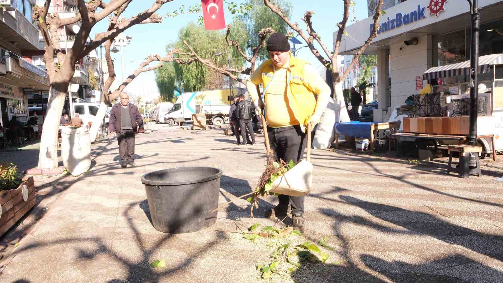 Büyükşehir İncirliova’da ağaçları budadı, vatandaşlar rahat bir nefes aldı
