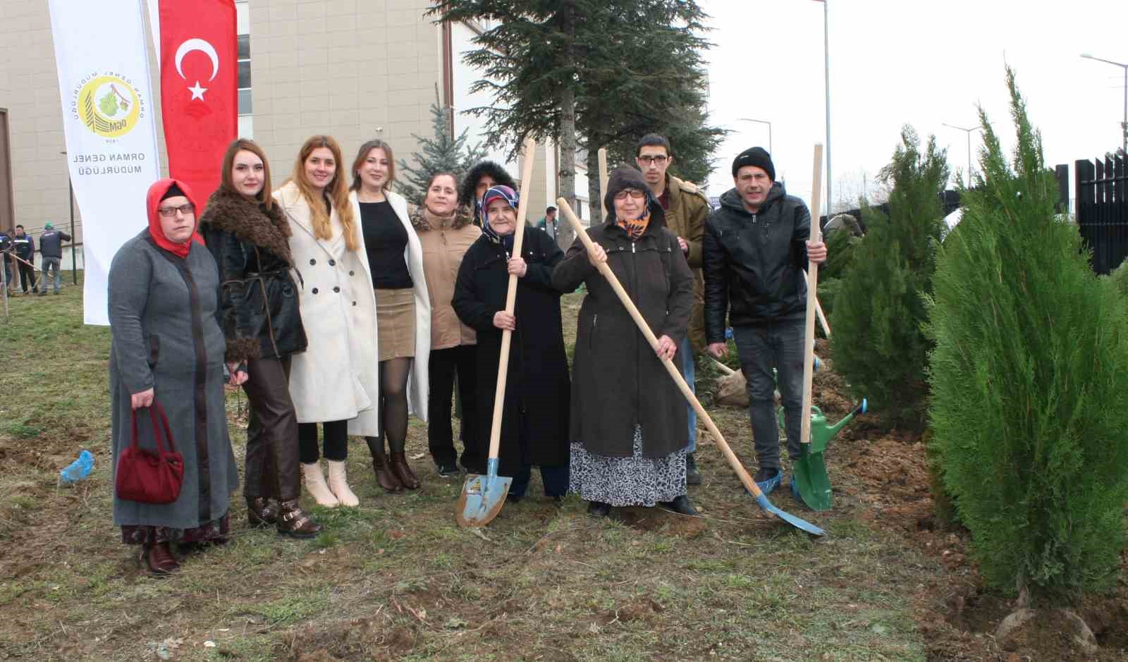 Boz&uuml;y&uuml;k&rsquo;te danışanlar fidan dikti
