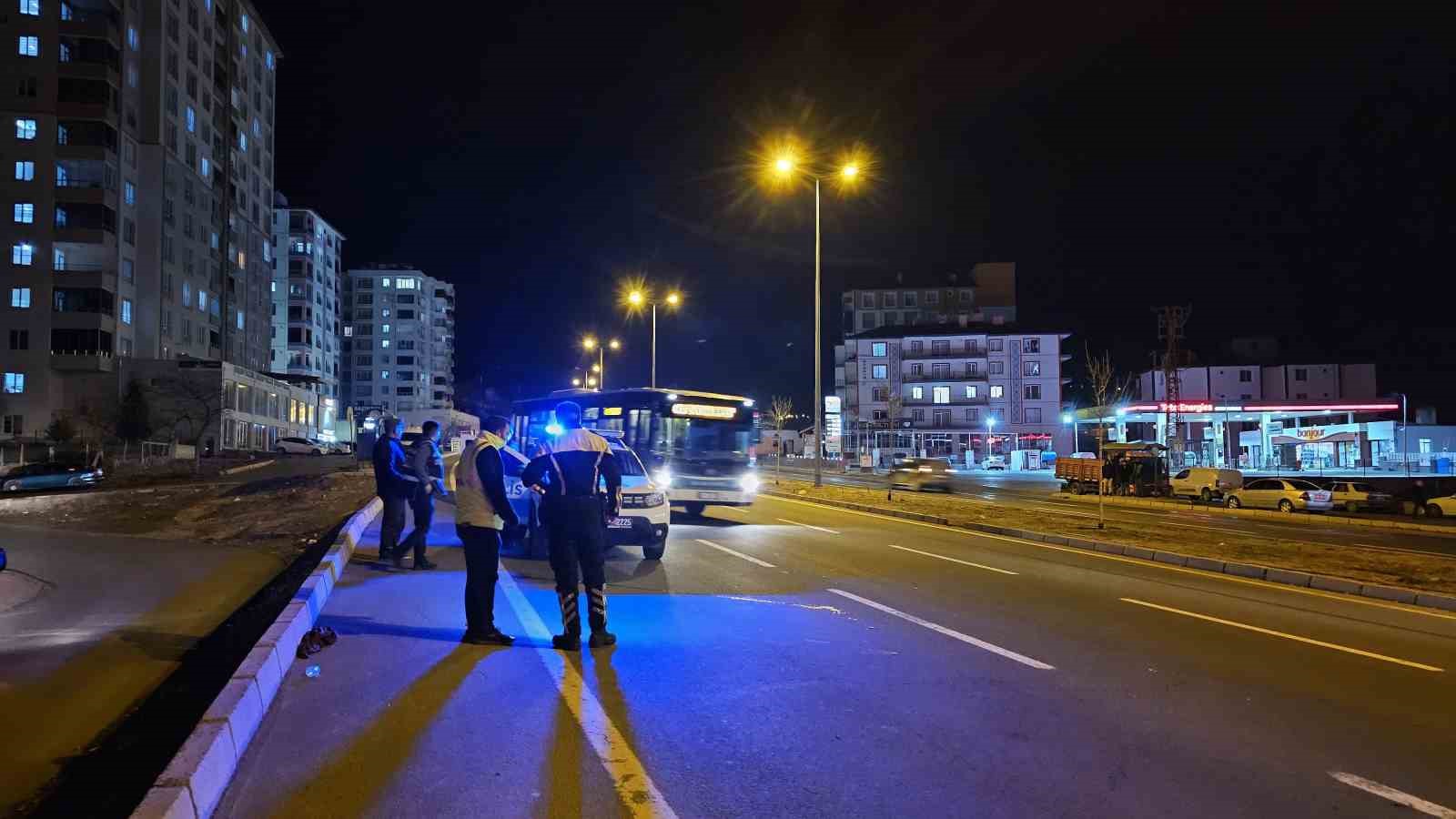 Kamyonetin çarptığı kadın hayatını kaybetti
