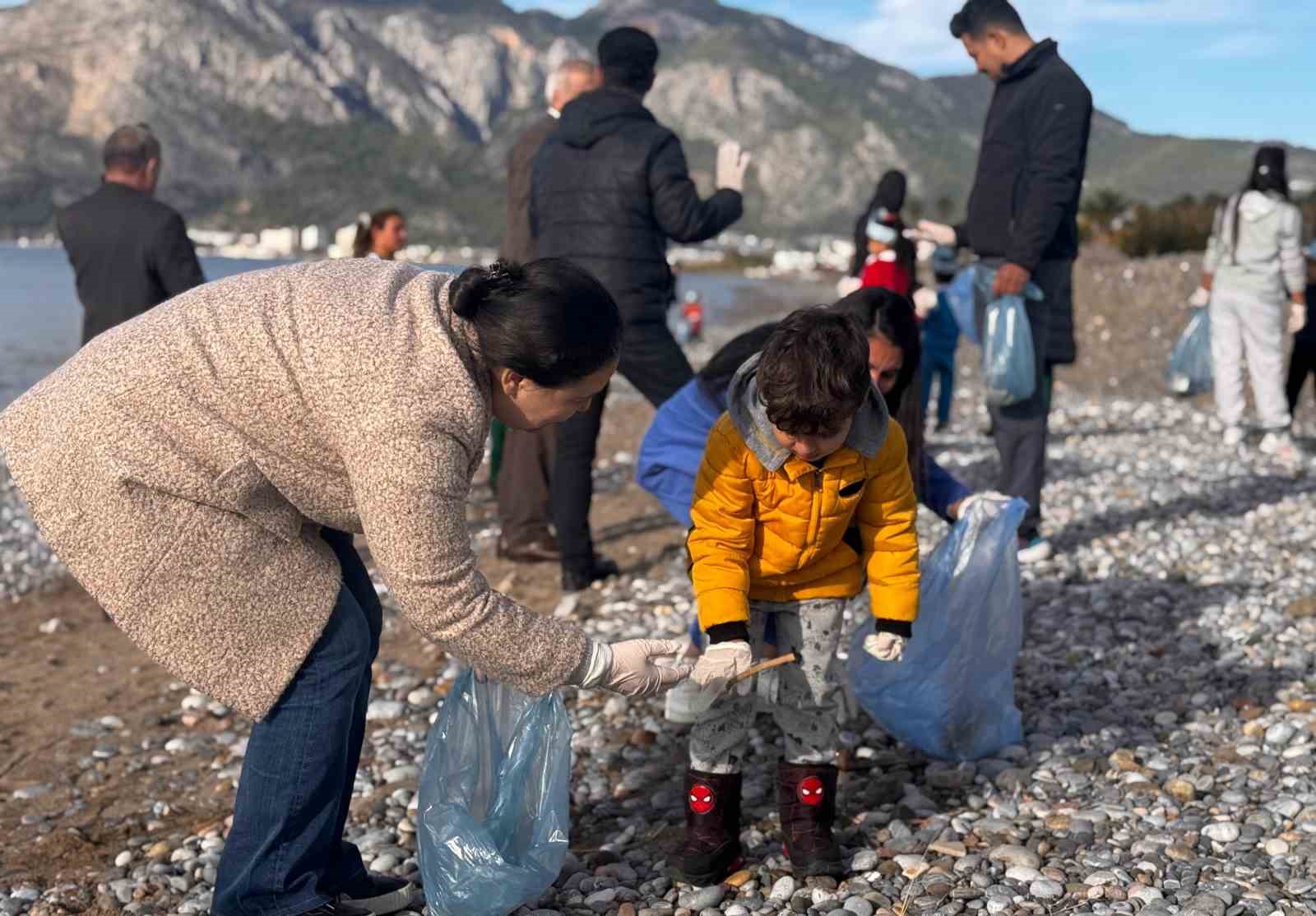 Bozyazı’da öğrenciler sahil temizliği yaptı
