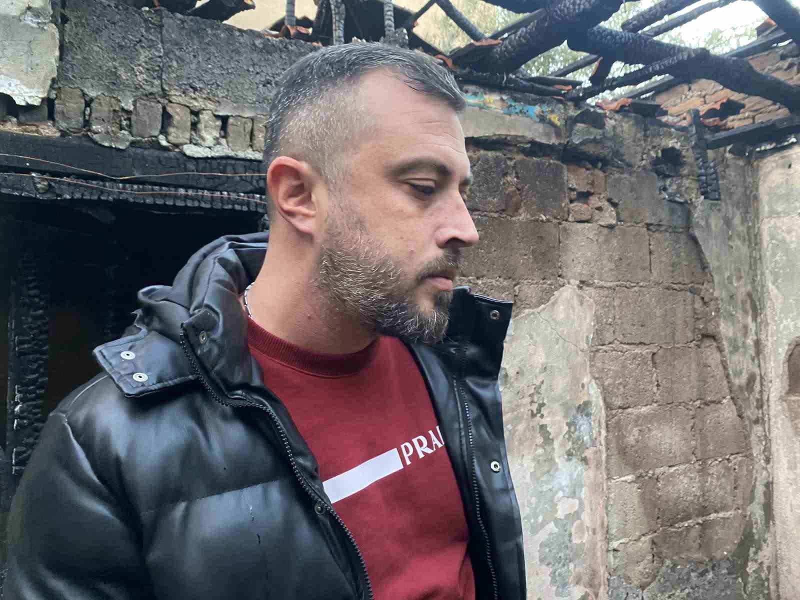 Yaşlı &ccedil;ift &ccedil;ıkan yangında hayatını kaybetti
