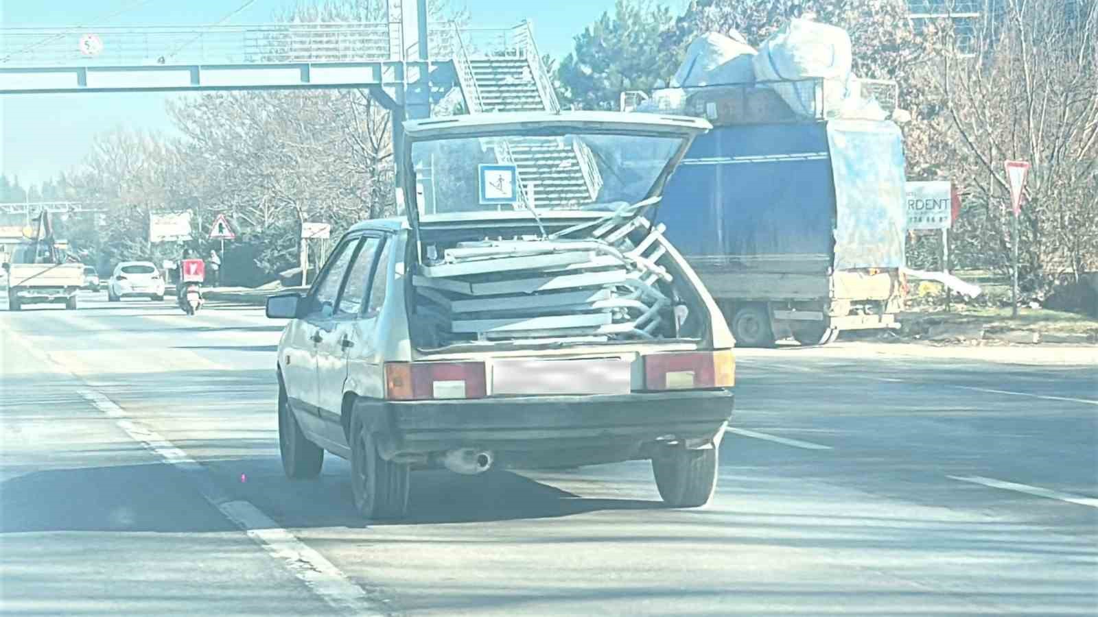 Otomobilin bagajındaki d&uuml;zensiz y&uuml;klerle trafiği tehlikeye attı
