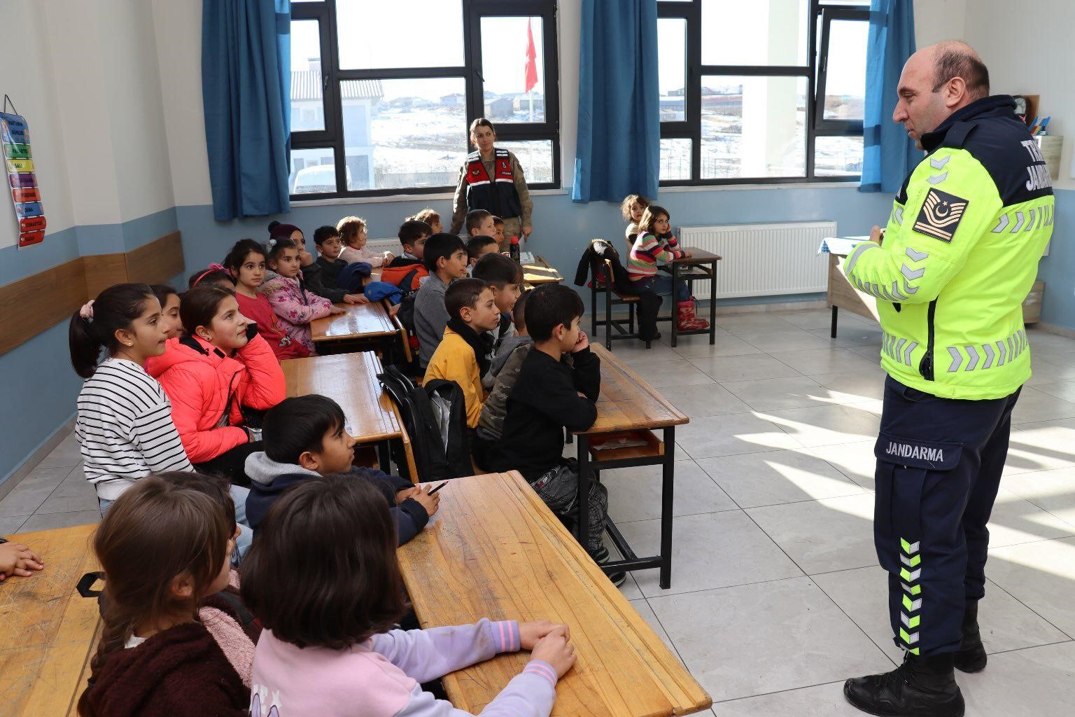 Bing&ouml;l&rsquo;de jandarma, okul &ccedil;evrelerini ve servislerini denetledi
